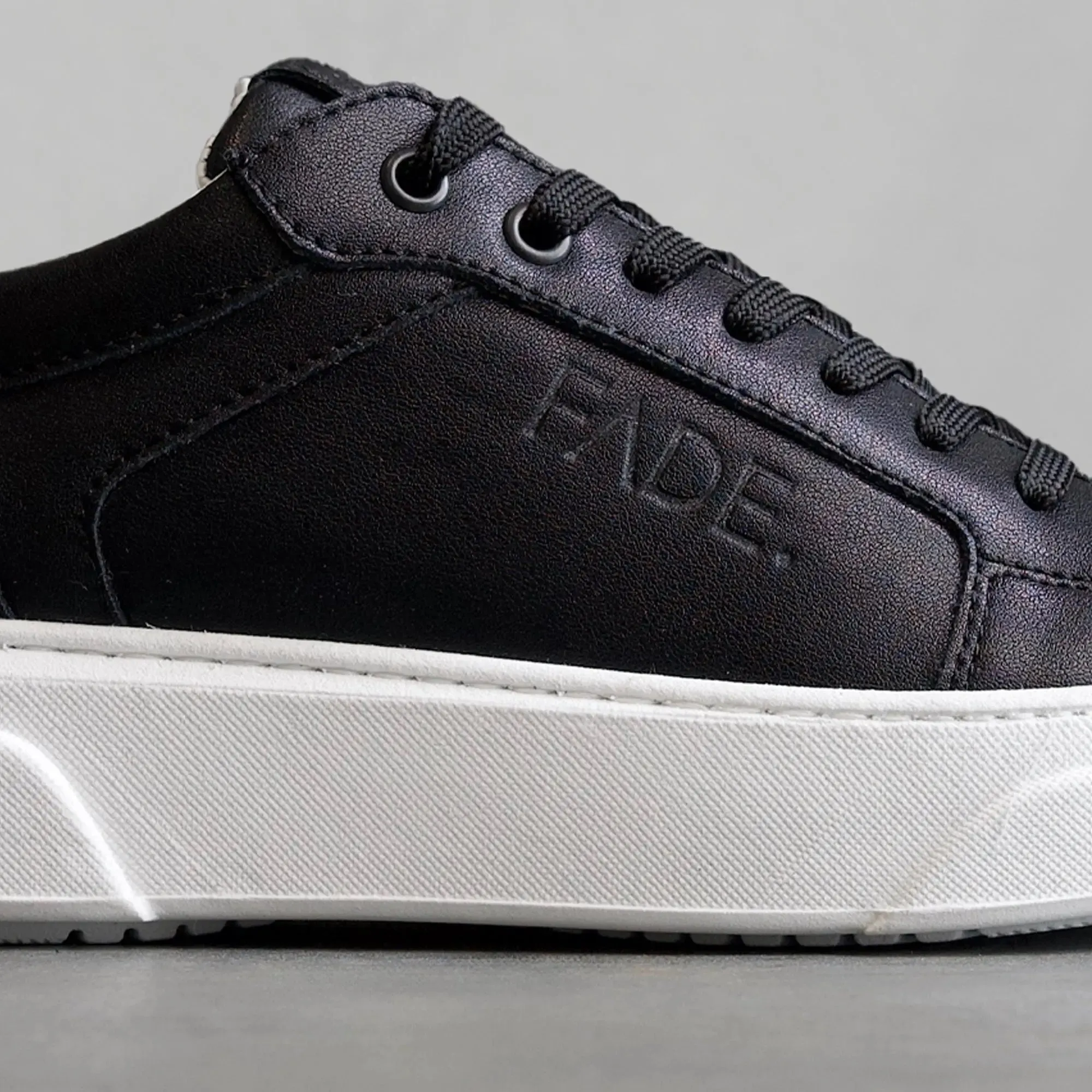 Iconic II Black/White Sneaker