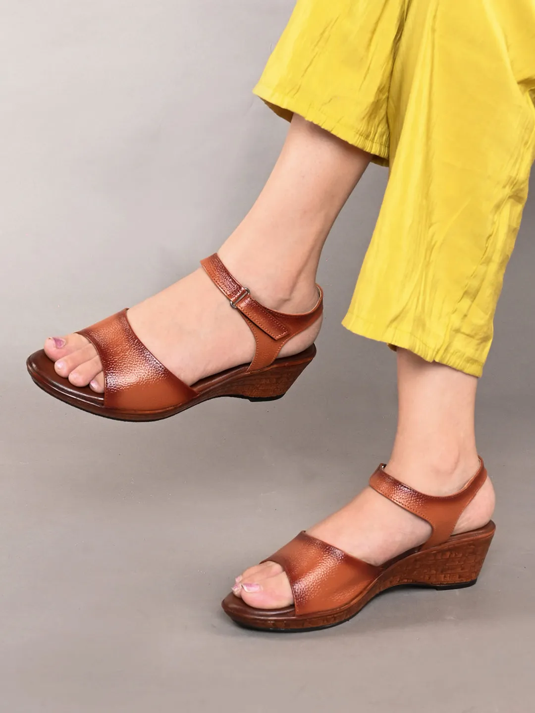 Pelle Albero Women's Tan Leather Ankle Buckle-Strap Wedge Heel Sandals