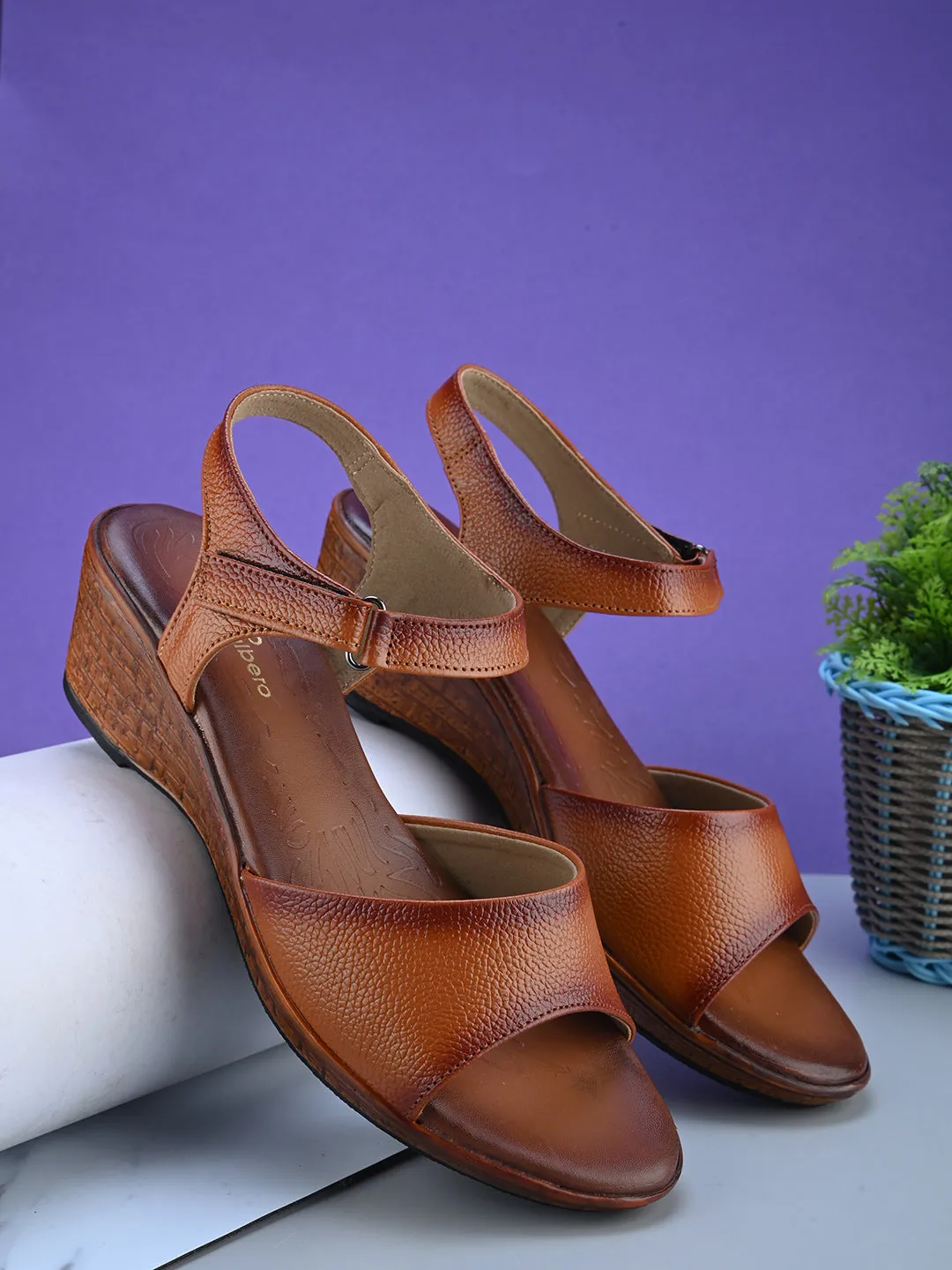 Pelle Albero Women's Tan Leather Ankle Buckle-Strap Wedge Heel Sandals
